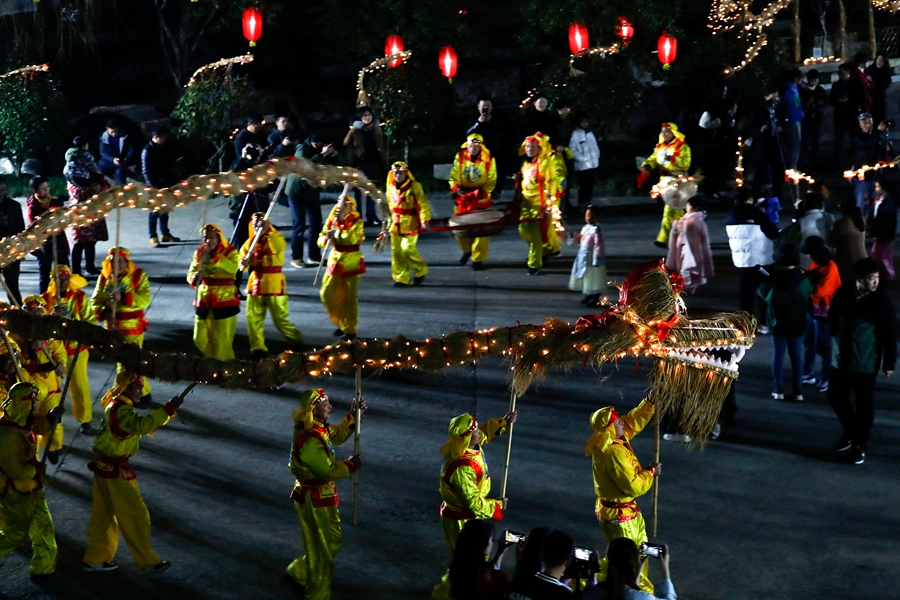 3月2日，安徽省黄山市徽州区，村民表演特色民俗“蜀源草龙”。施亚磊 摄