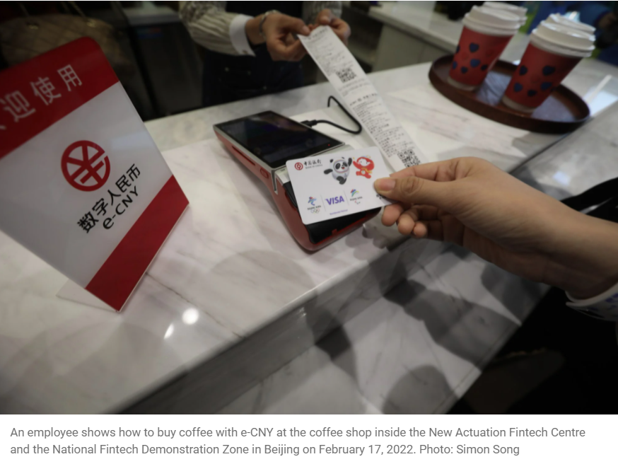 咖啡店员工展示如何使用数字人民币。图片来源：《南华早报》报道截图