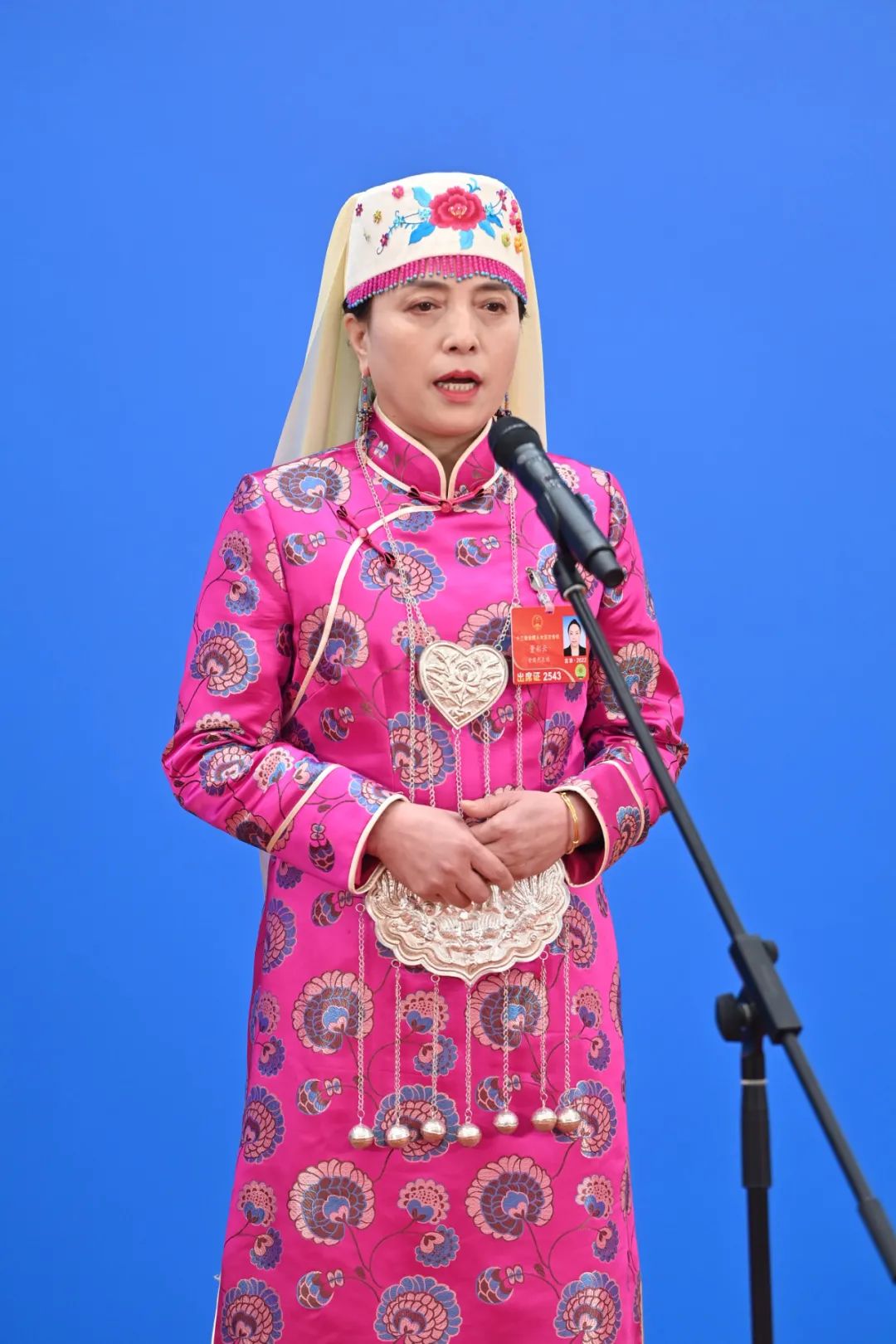 图为全国人大代表,甘肃省临夏回族自治州积石山县吹麻滩小学校长