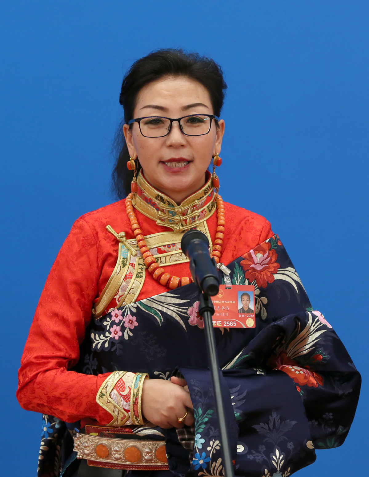 全国人大代表夏吾卓玛通过网络视频方式接受采访。中国日报记者 王敬 摄