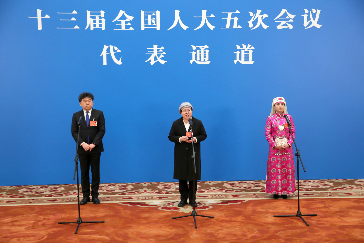 全国人大代表吴晨、马慧娟和董彩云（从左到右）通过网络视频方式接受采访。中国日报记者 王敬 摄