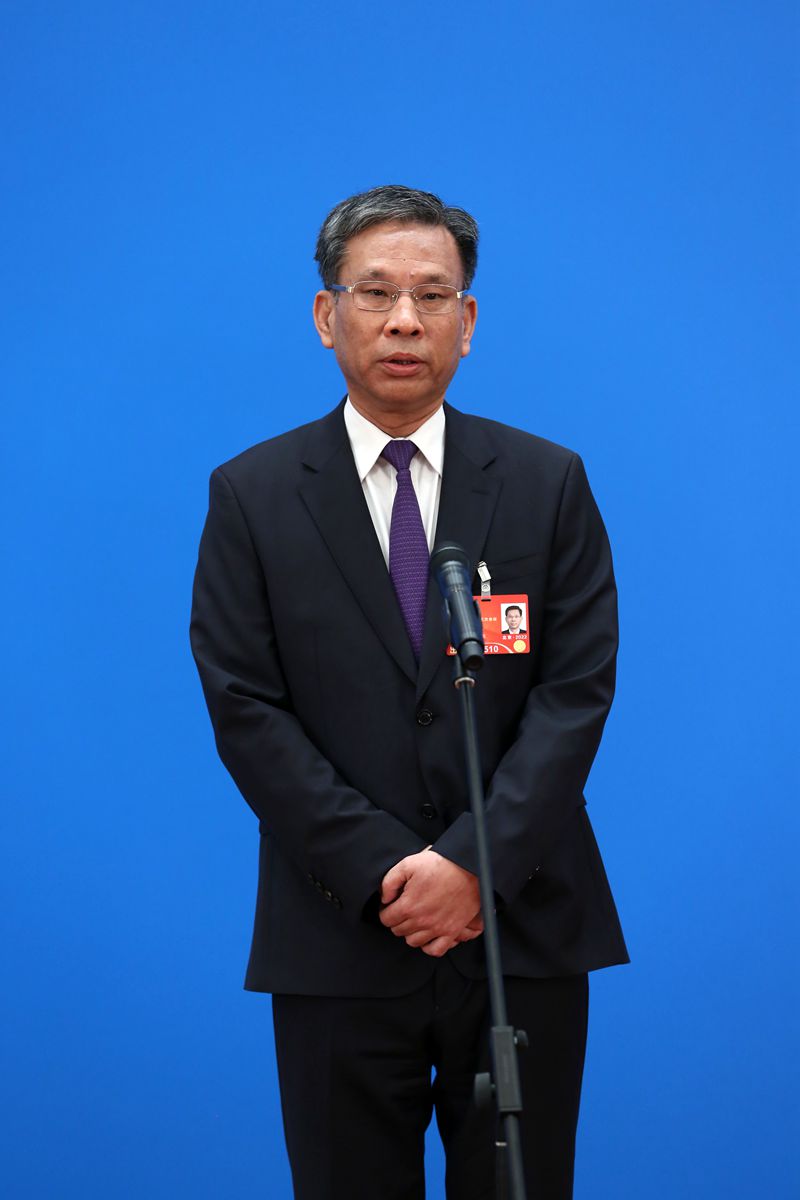 财政部部长刘昆通过网络视频方式接受采访。中国日报记者 王敬 摄
