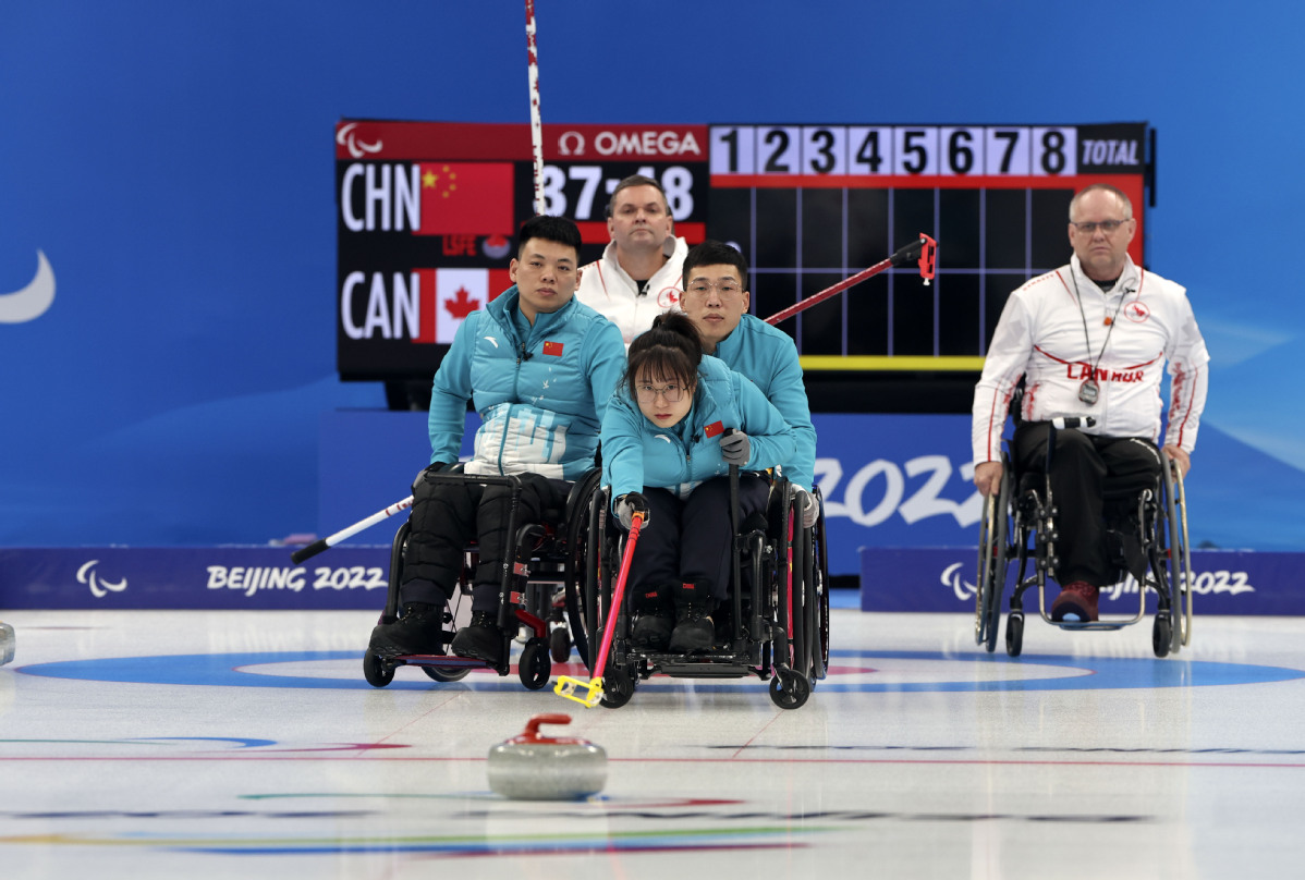 3月5日，中国队选手闫卓（前右）在比赛中。中国日报记者 冯永斌 摄