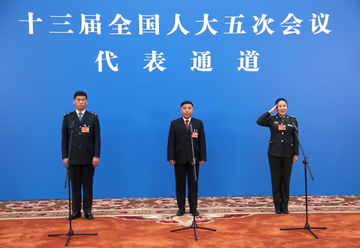 全国人大代表柴闪闪、陈良和王方（从左到右）通过网络视频方式接受采访。中国日报记者 王敬 摄