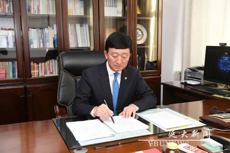 延边大学全国人大代表校长金雄认真履职