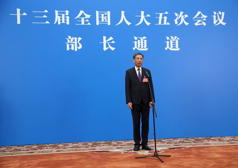财政部部长刘昆通过网络视频方式接受采访。中国日报记者 王敬 摄