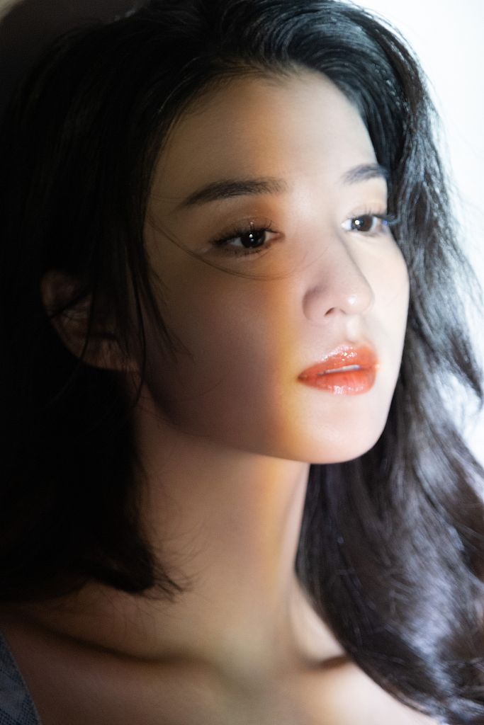 王楚然光影写真氛围感十足.王楚然五官精致.