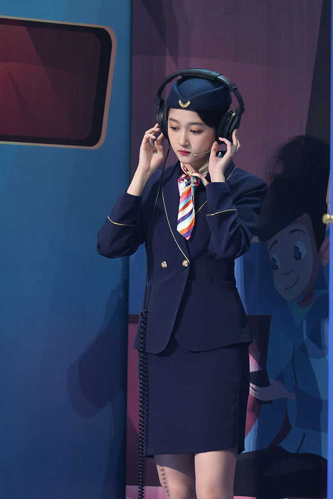关晓彤亮相综艺王牌对王牌7再现空姐造型学习反诈知识