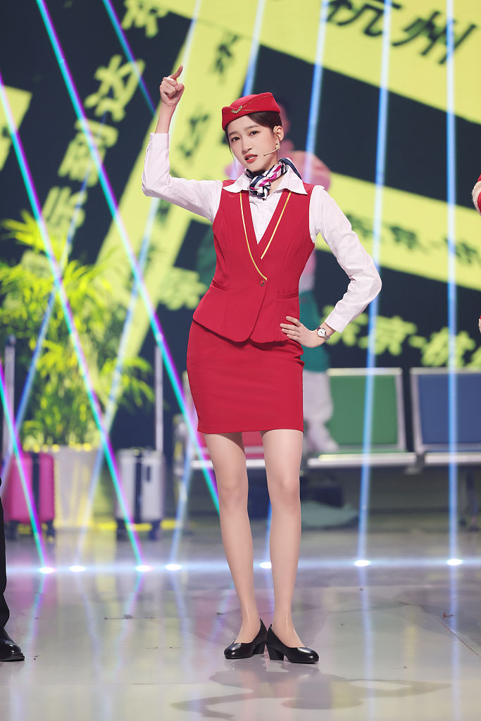 关晓彤亮相综艺《王牌对王牌7》 再现空姐造型学习反诈知识__财经头条