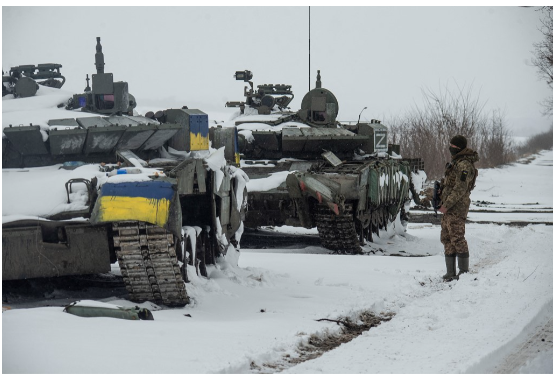 乌方声称在哈尔科夫附近俘获的俄军装甲车辆上涂上乌克兰国旗