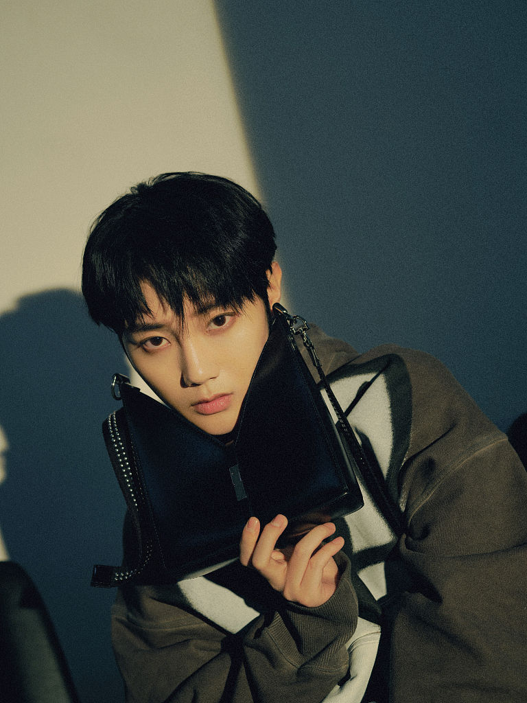 刘也最新时尚写真释出星月交辉相映别样氛围