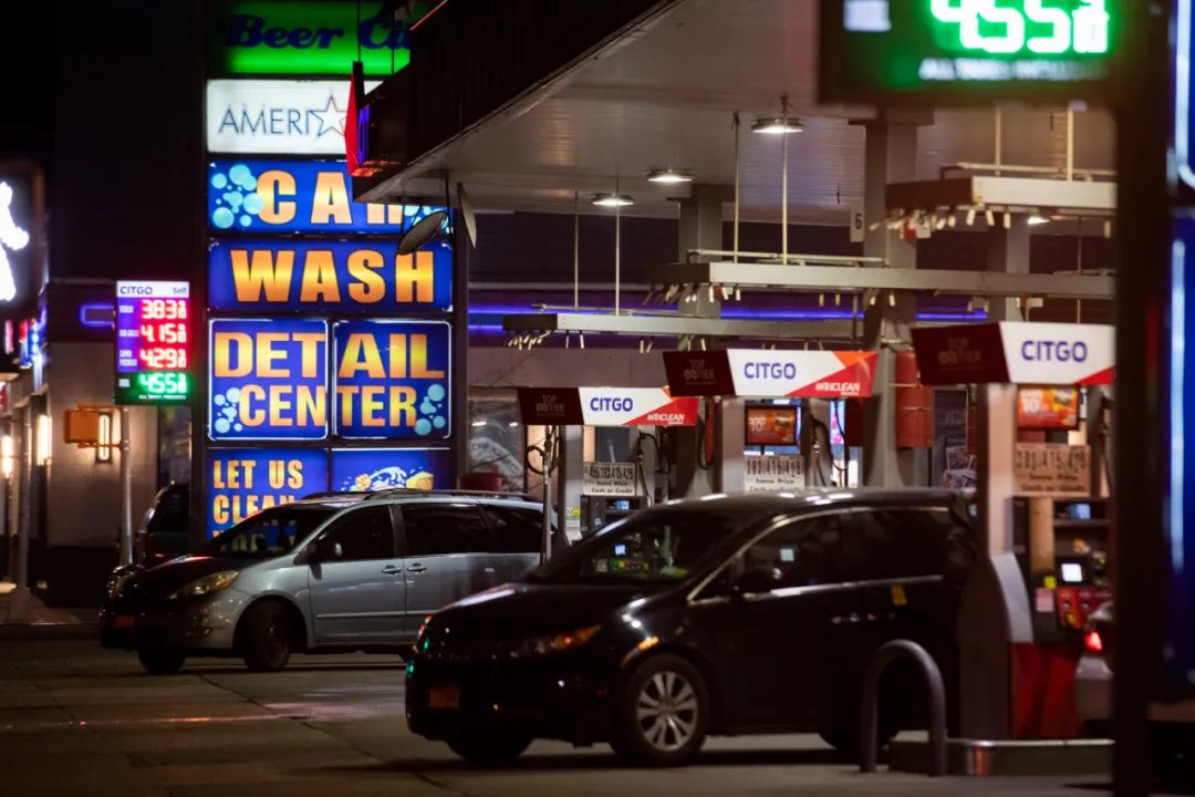 2月25日，车辆在美国纽约一家加油站加油。新华社记者 王迎摄