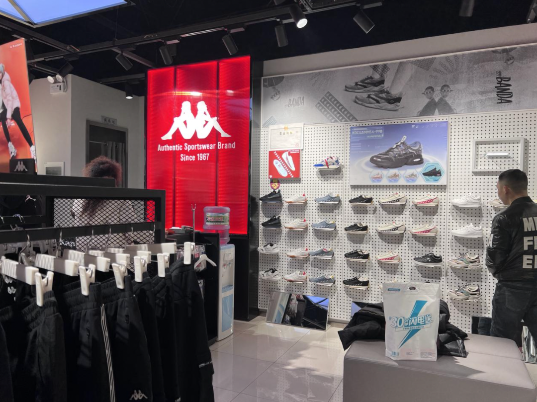 (kappa门店,图/《财经天下》周刊 摄)