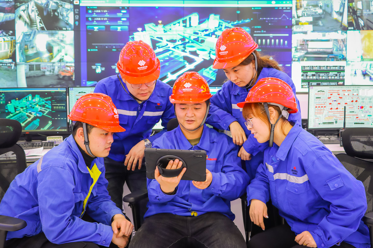 国家能源集团新疆公司洗选中心青年党员带头组织员工观看第十三届全国