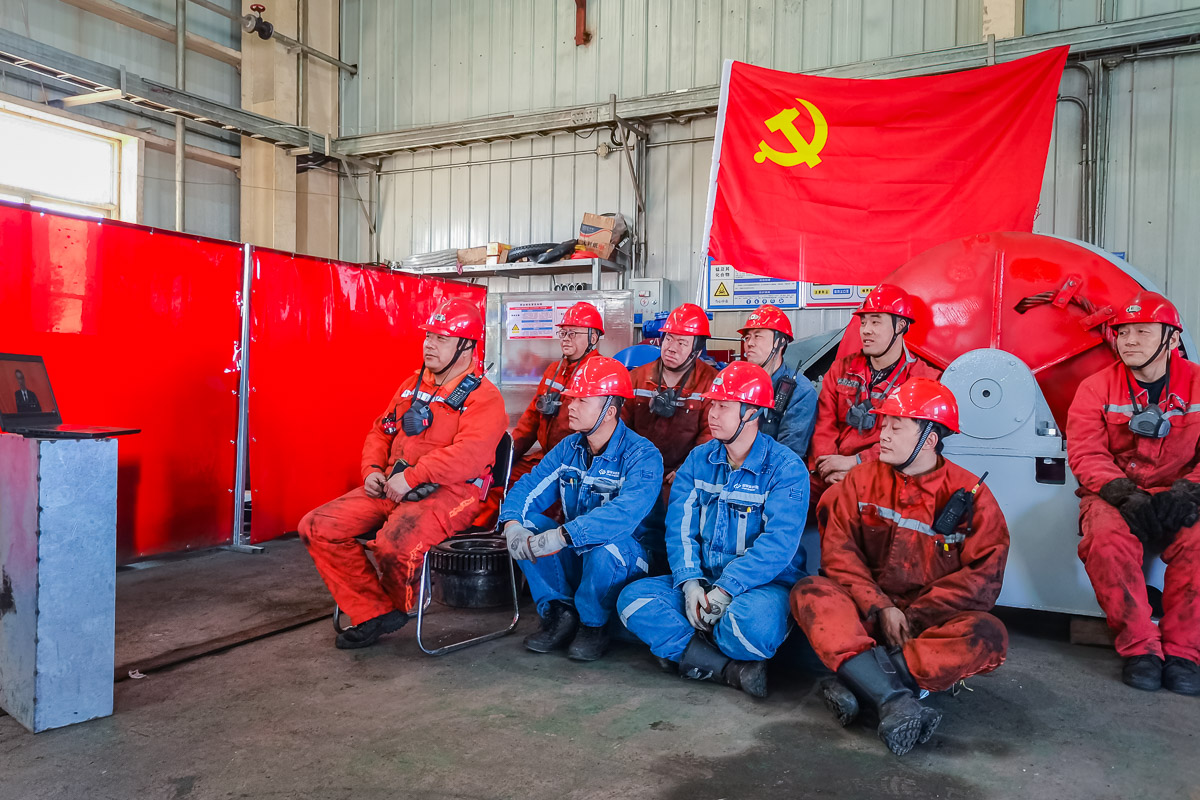 在国家能源集团神延煤炭西湾露天煤矿,优秀班组集体组织观看第十三届