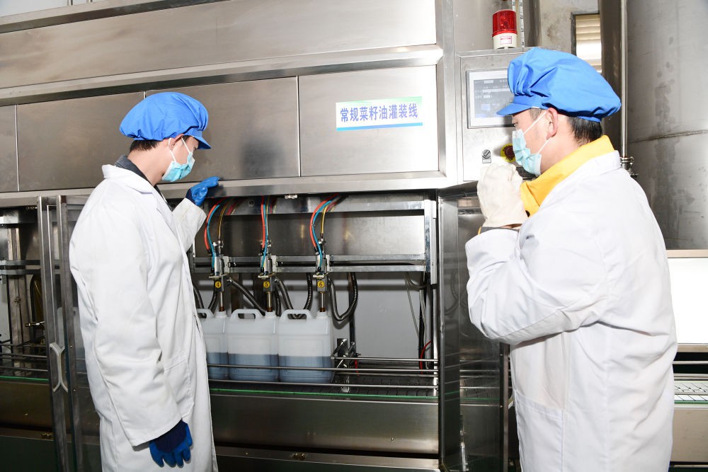 罗平县成天油脂有限公司的菜籽油灌装车间（3月1日摄）。