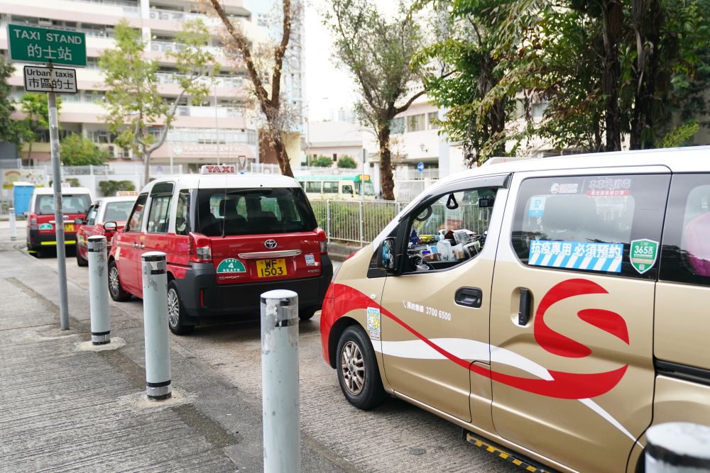 “抗疫的士专车”运行首日，司机在香港沙田待命（2月18日摄）。新华社记者王申摄