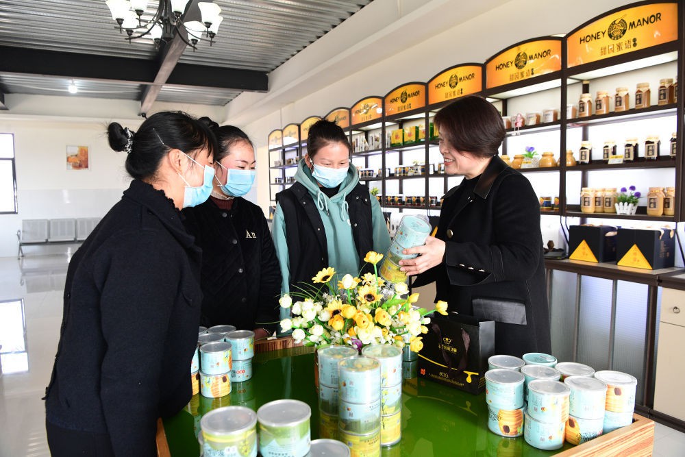 3月2日，顾客在罗平县甜园蜜语蜂业科技开发有限公司了解蜂产品。