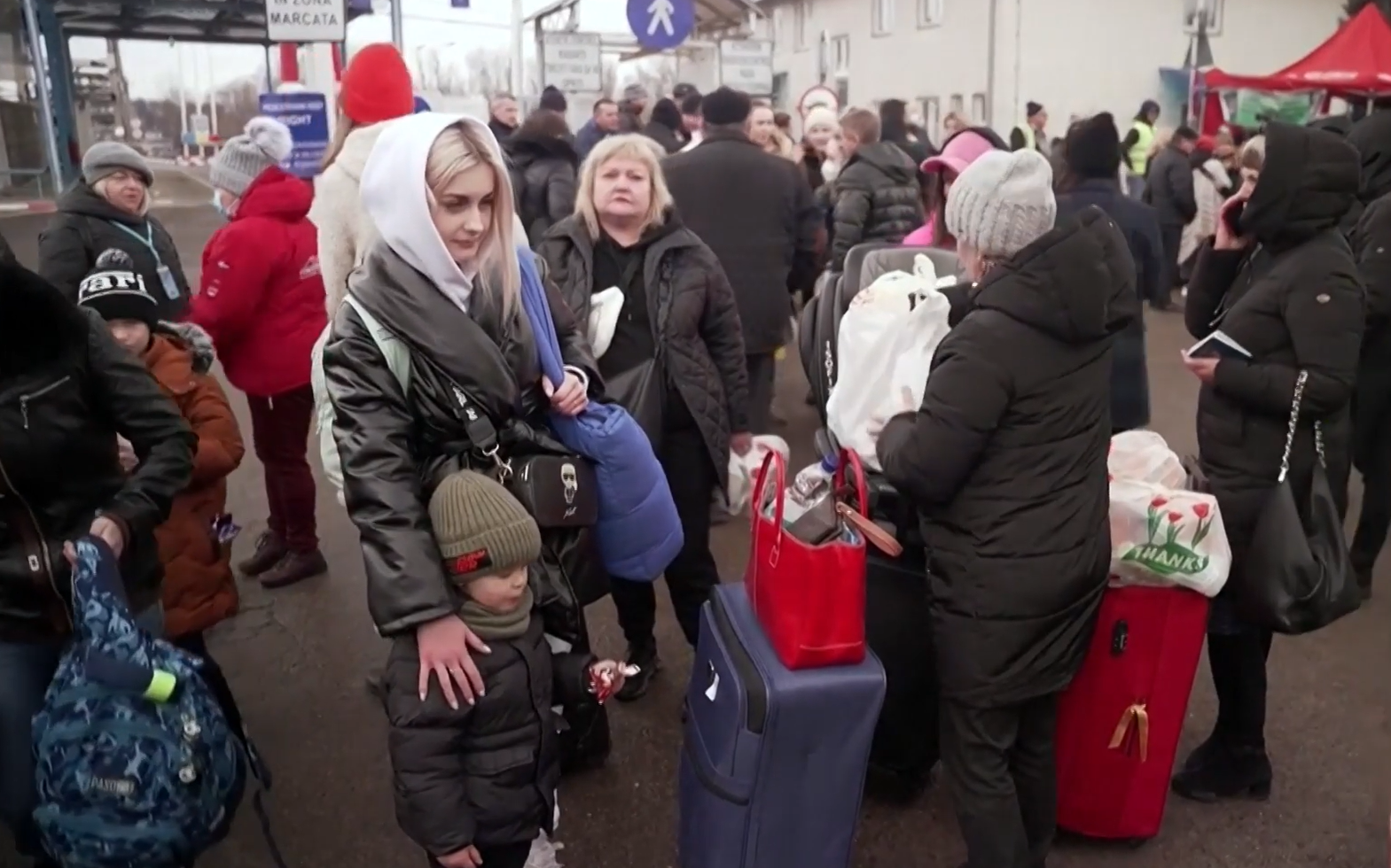 乌克兰难民等待入境罗马尼亚。视频截图