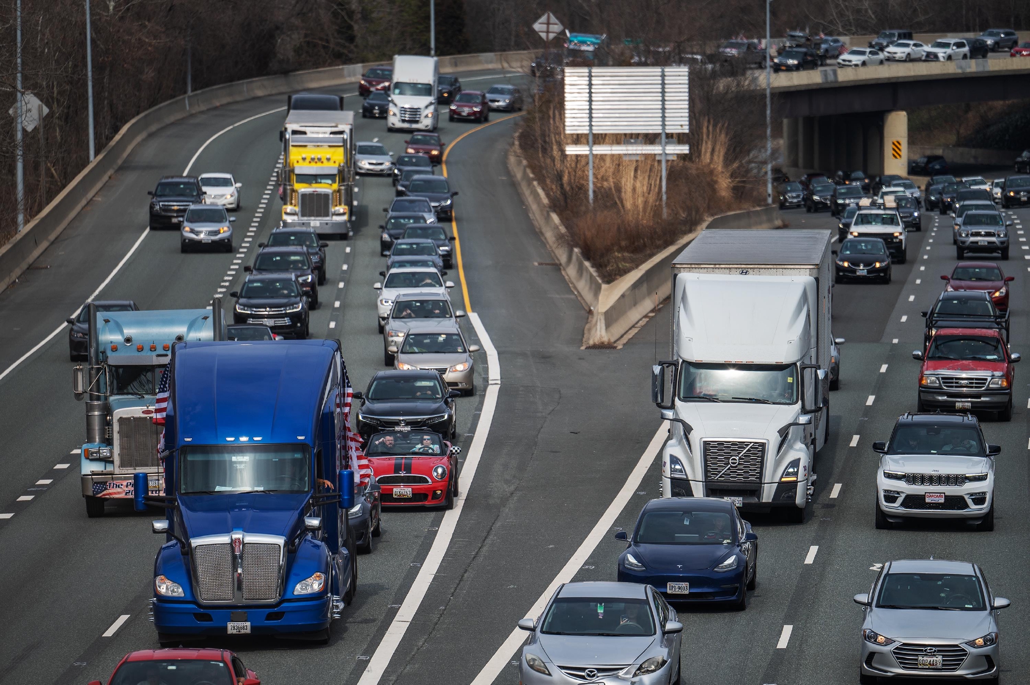 美国大批卡车司机聚集华盛顿抗议防疫限制措施