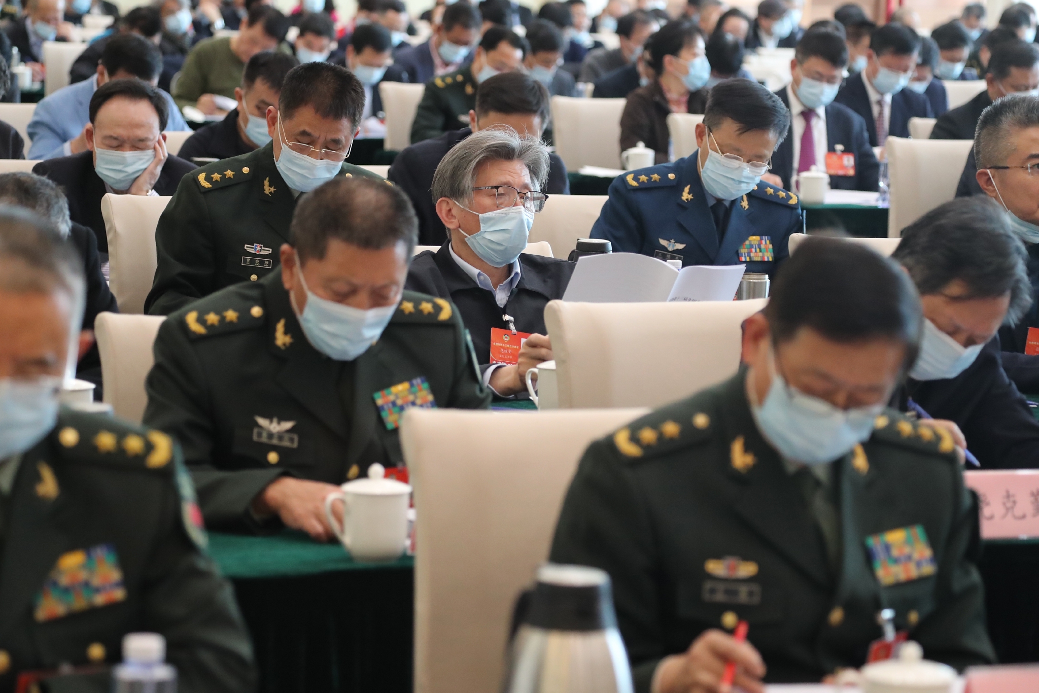 3月7日，全国政协委员范迪安（中）在分会场参会。中国日报记者 姜东 摄