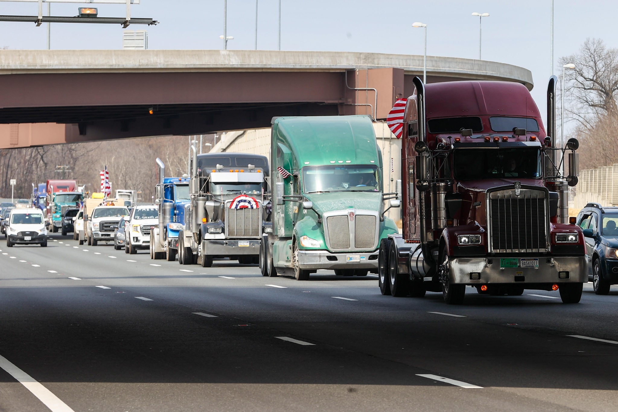 美国大批卡车司机聚集华盛顿抗议防疫限制措施