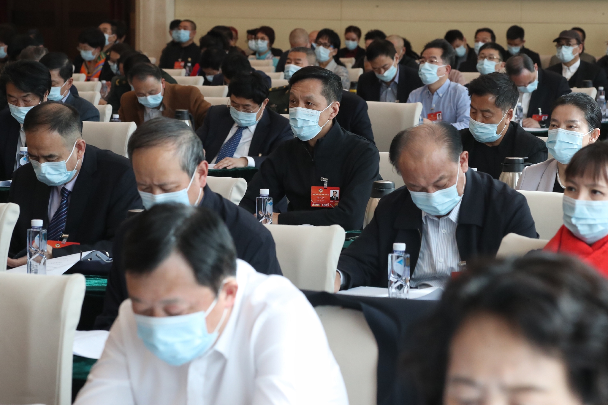 3月7日，全国政协委员冯远征（中）在分会场参会。中国日报记者 姜东 摄