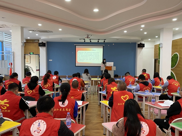 涵江区举行"志愿服务孵化基地"揭牌仪式暨青年志愿者培训会