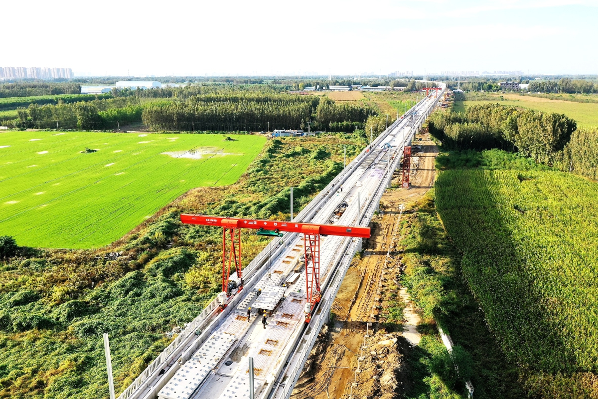 日前,由中铁六局石家庄铁建公司承建的京唐城际铁路燕郊段路基工程