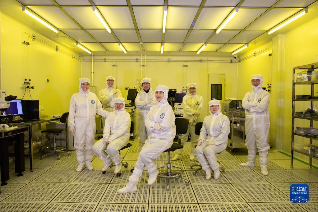 研究院蔡新霞研究员(右四)与团队成员在超净间实验室合影(2月23日摄)