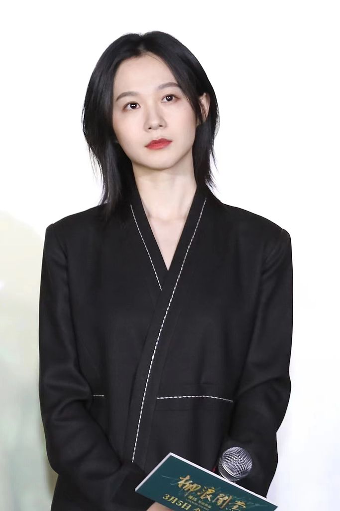 阚昕现身主演电影《柳浪闻莺》首映礼 交领改良西装尽