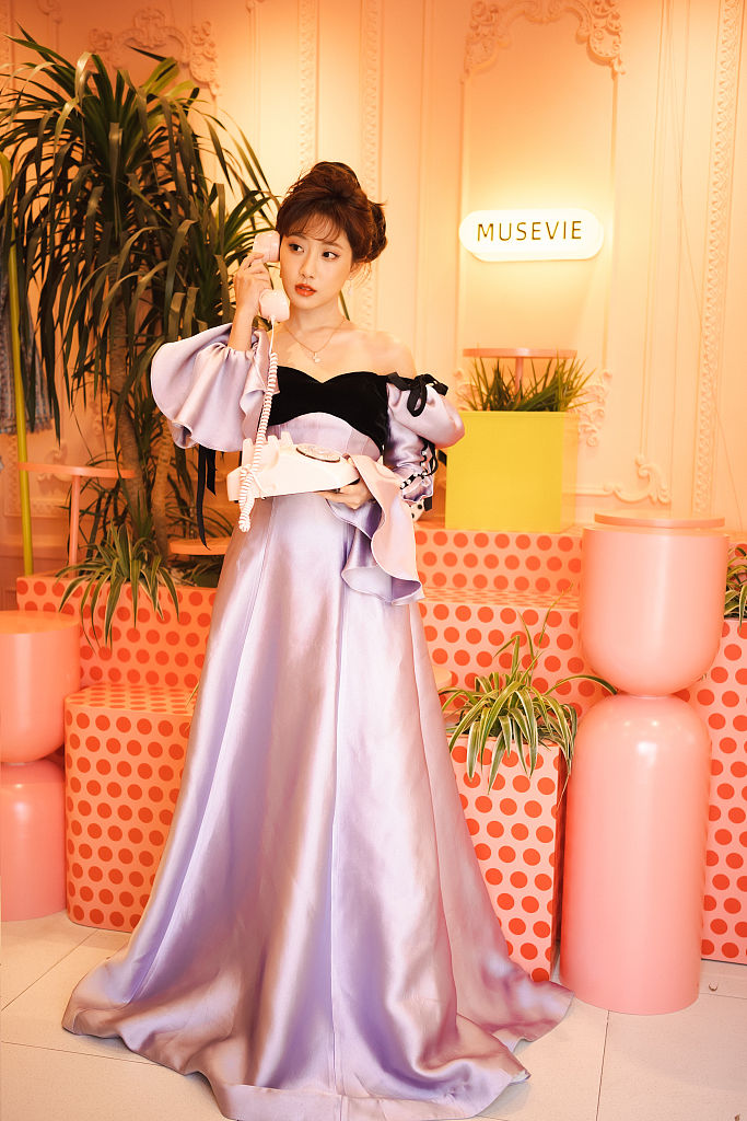 李艺彤复古造型现身芭莎珠宝夜宴 着紫色缎面礼服裙化身在逃公主