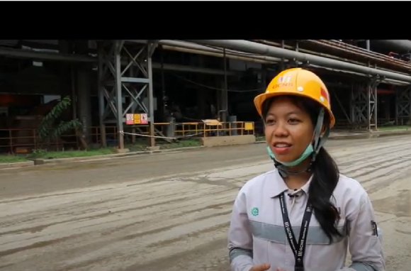 青山工业园操作升降机的印尼女工