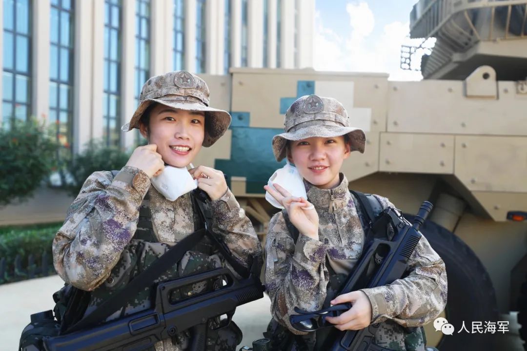 远在吉布提的女军人节日快乐