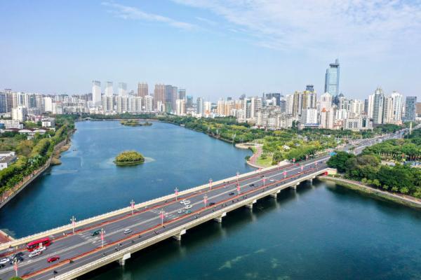 这是3月7日拍摄的广西南宁市南湖大桥及周边景色(无人机照片).