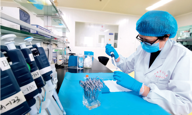 毕建红在实验室对现场生物物证进行 dna 提取&nbsp;&nbsp;&nbsp; &