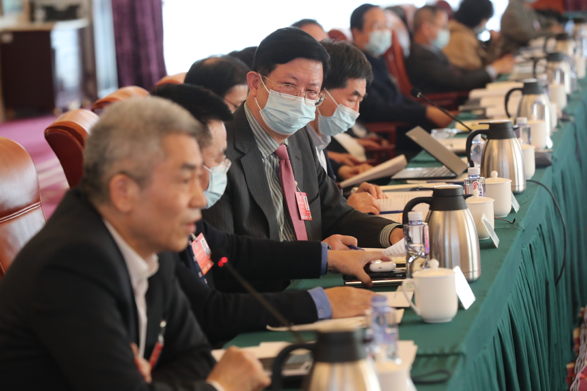 3月8日，全国政协委员林绍彬（左三）在小组讨论会上。 中国日报记者 姜东 摄