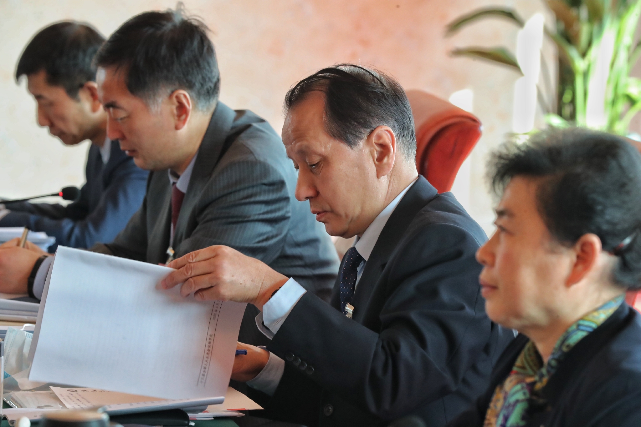 3月8日，全国政协委员安阿玥（右二）在小组讨论会上。 中国日报记者 姜东 摄
