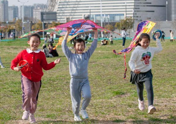 3月6日,小朋友在江苏无锡蠡湖畔放风筝.新华社发(潘正光摄)
