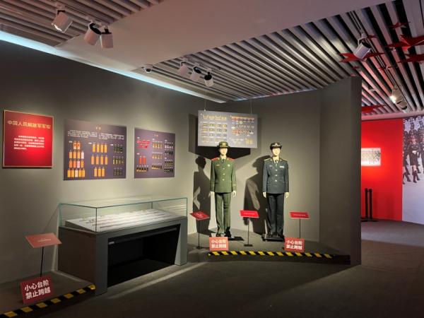 《不爱红装爱武装——人民军队女军服展》展示了女军人的形象风貌