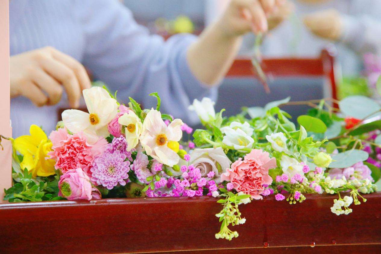 合肥瑶海园林举办"温暖妇女节 情系半边天"diy插花活动