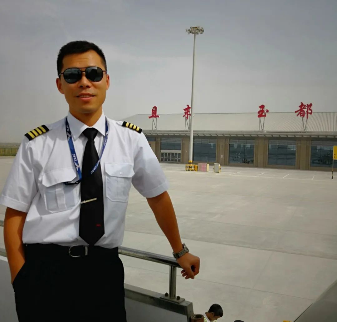 机长韩江2004年开始飞行,已获得功勋飞行员铜质奖章.