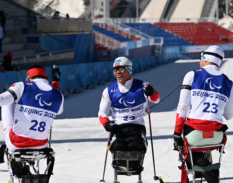 组图北京冬残奥会残奥冬季两项男子中距离坐姿组比赛刘梦涛夺金