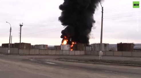 卢甘斯克地区被击中的储油罐