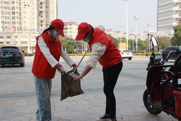 志愿者捡拾垃圾(泉港区委文明办供图 陈燕燕摄)
