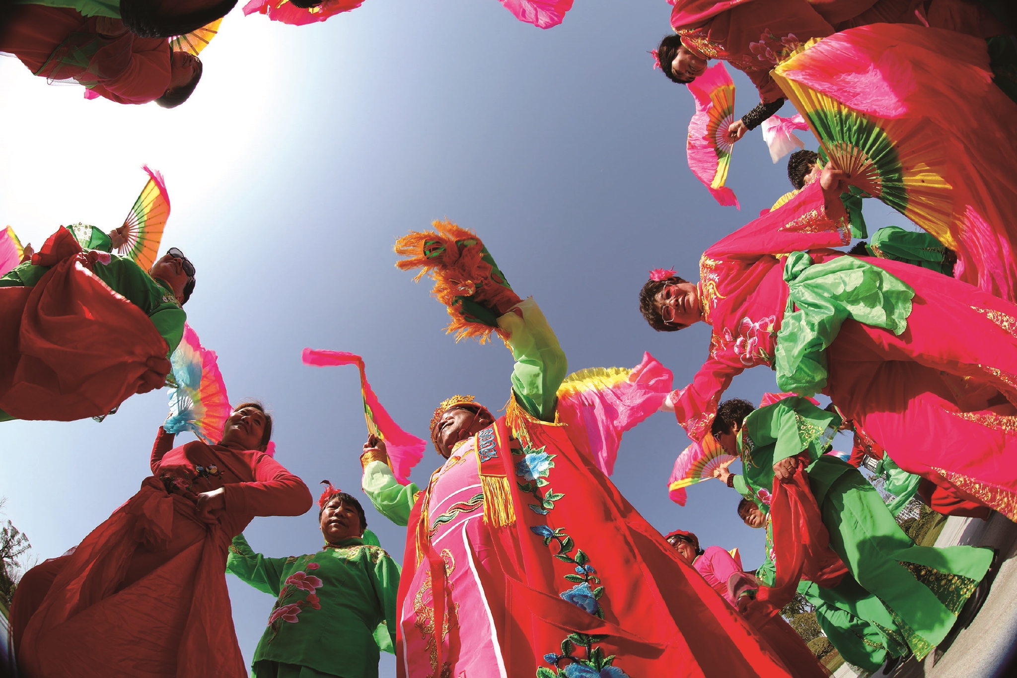 昨天,在嘉兴市区运河公园,一支秧歌队组织演出庆祝"三八"妇女节.