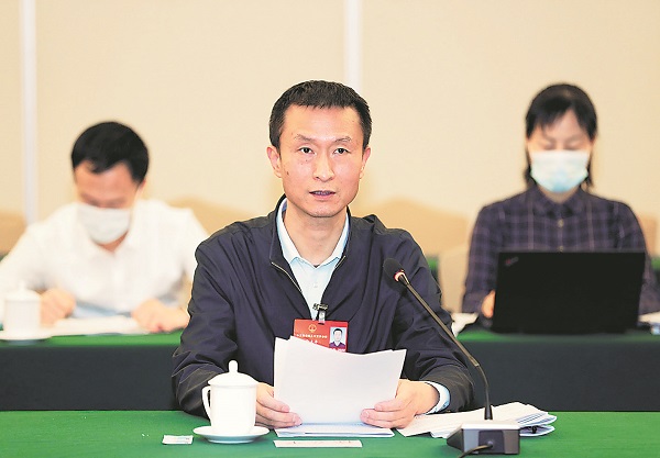 3月8日下午,徐立平代表在陕西代表团小组会议上发言.母家亮 摄