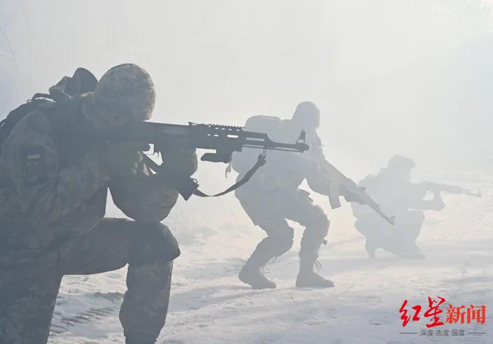 ▲2021年12月25日，乌克兰国防军预备役部队参加在基辅附近举行的军事演习