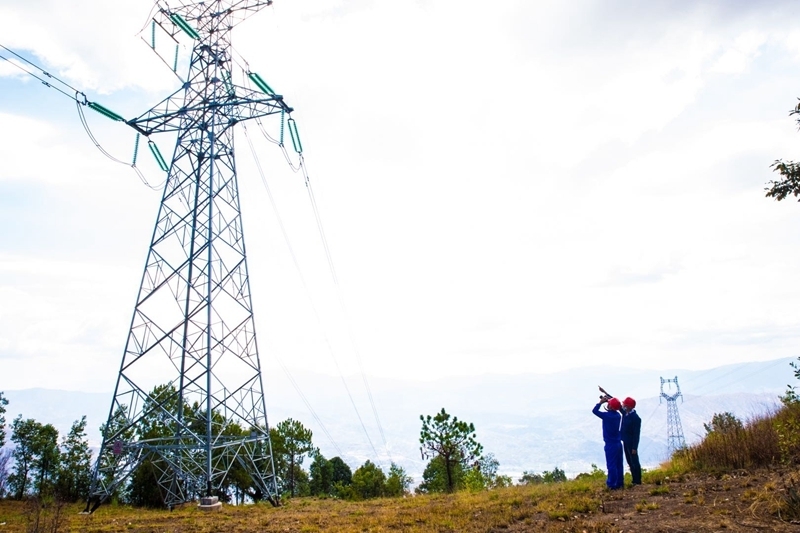 国网攀枝花盐边供电公司在蹲守点开展输配电线路防山火巡视.