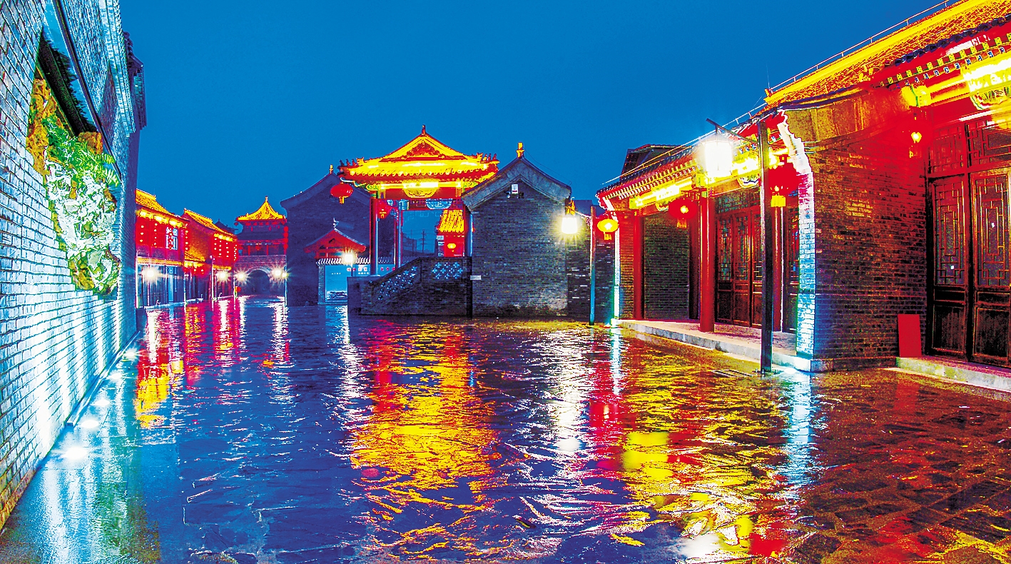 峰峰矿区磁州窑艺术街区华灯初上.河北日报通讯员 白云海摄